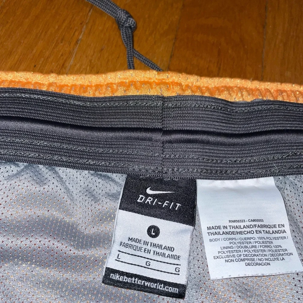 Nike Gym Shorts sz L - Picture 3 of 3